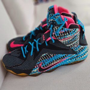 LeBron James Nike High Top Size 6 Youth